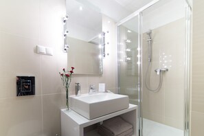 Suite, 2 Schlafzimmer | Badezimmer