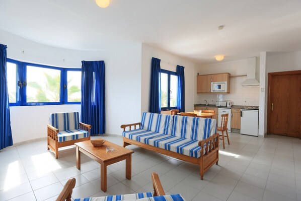 Standard-Apartment, 2 Schlafzimmer | Wohnbereich | Fernseher