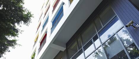 Un edificio de varios pisos con balcones, ventanas amplias y un diseño arquitectónico moderno.