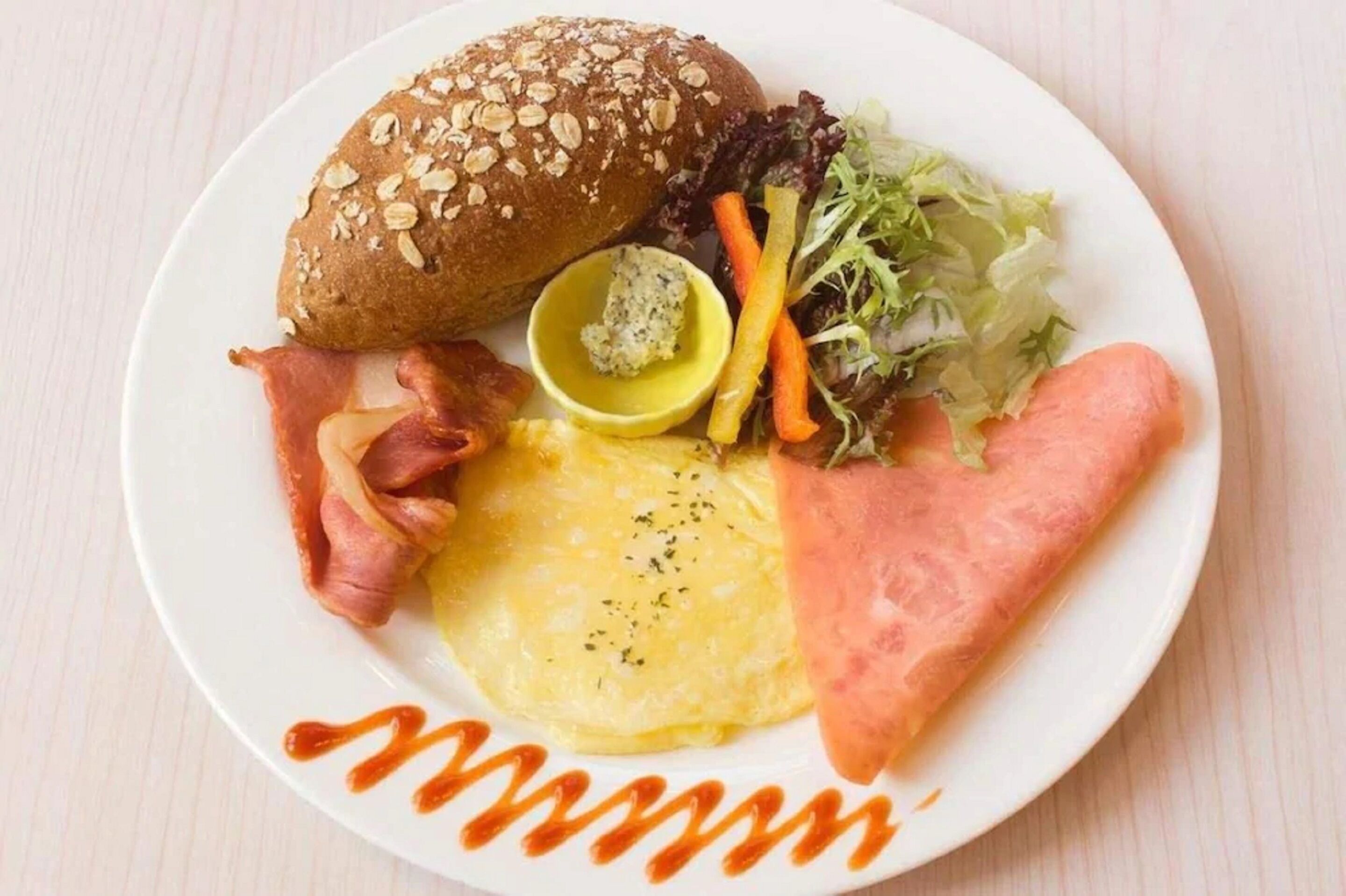Un plat amb un entrepà, beix, ous i una amanida.