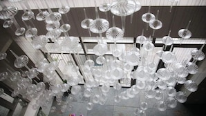 Techo con numerosas decoraciones circulares colgantes y traslúcidas.