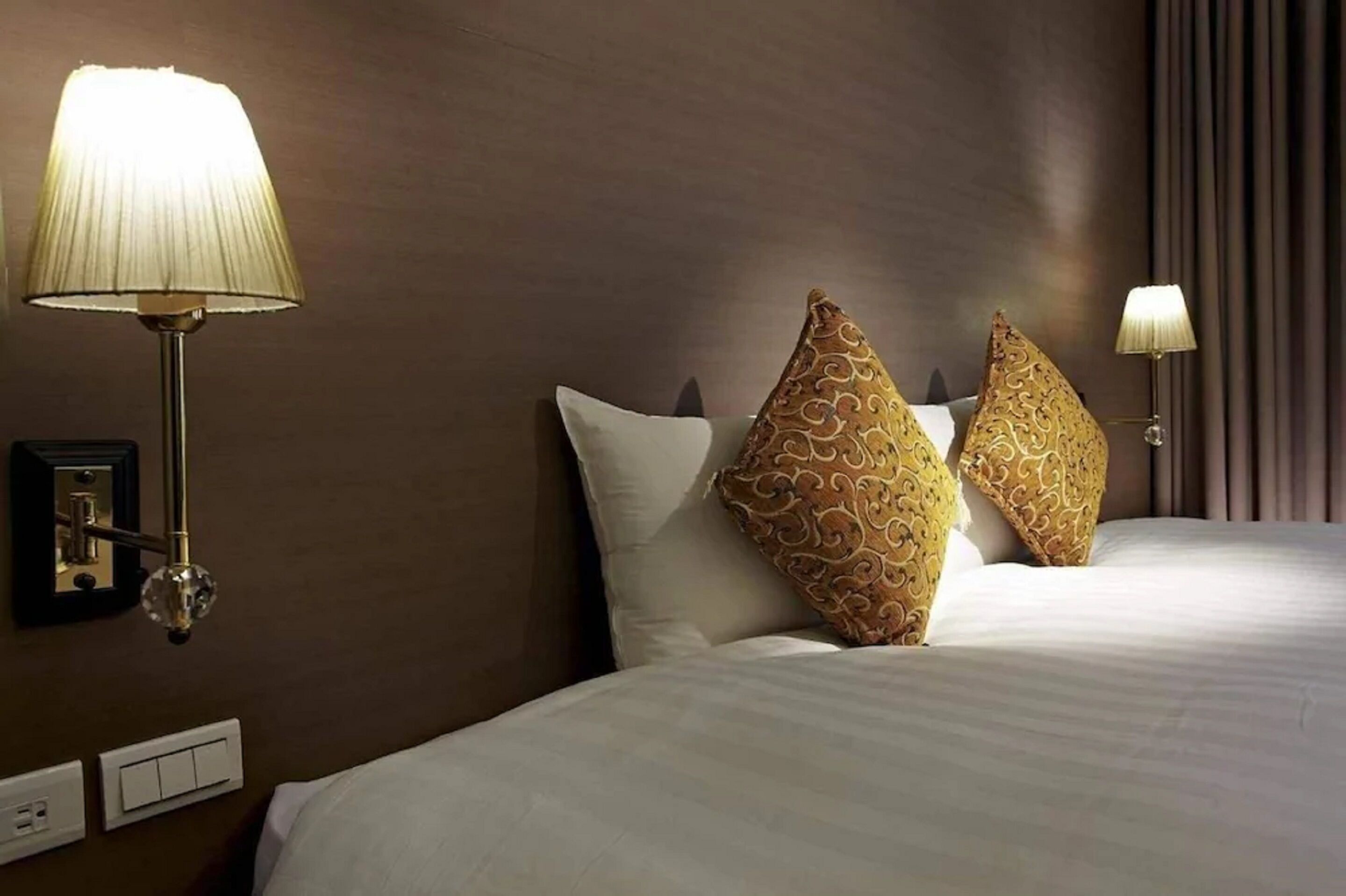 deluxe double room, non smoking, bathtub | 1 bedroom, down duvets, desk, soundproofing