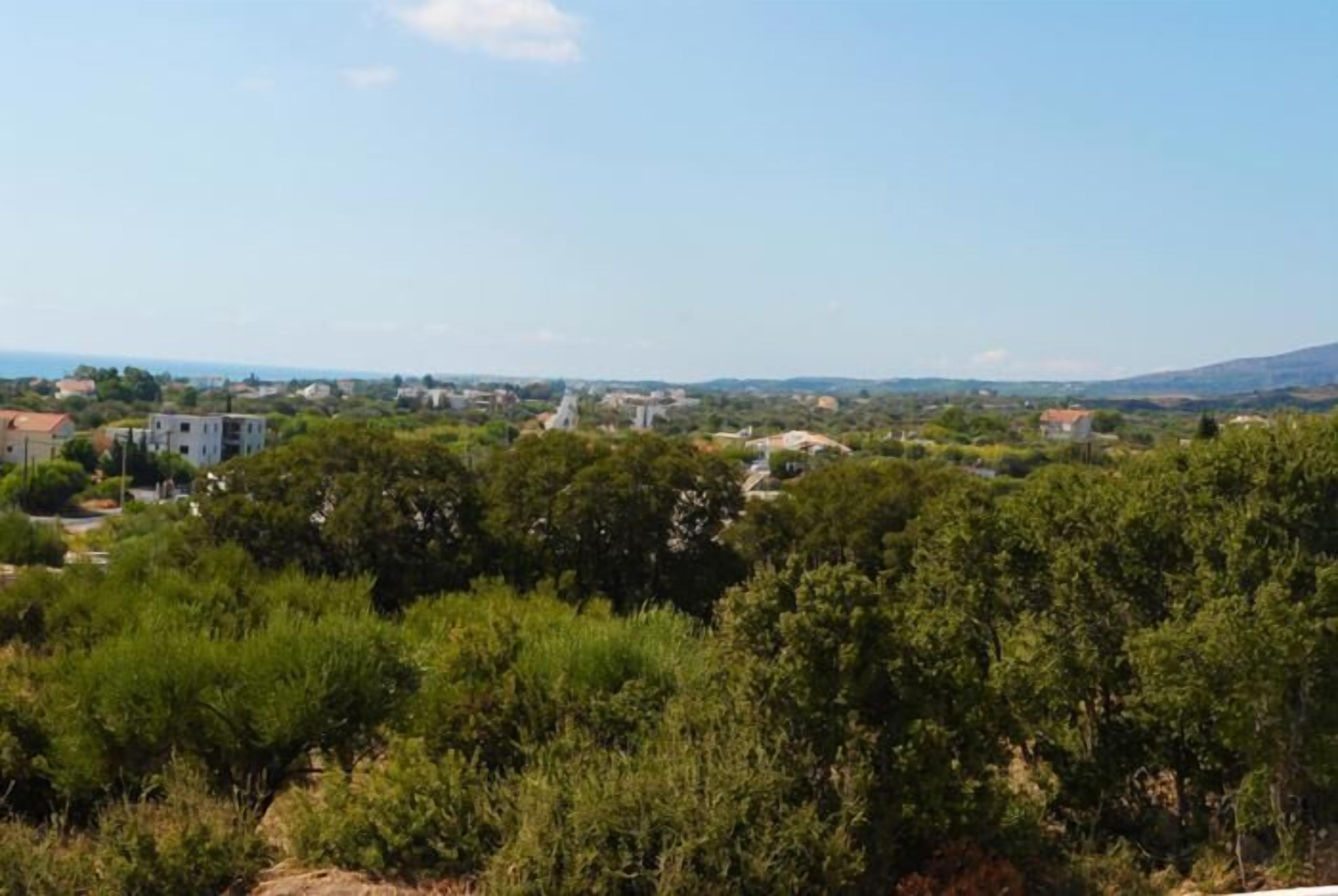 Vista de uma área residencial com casas e vegetação.