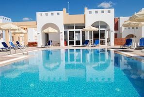 Outdoor pool, pool umbrellas, sun loungers - Gennadi Gardens (Rhodes)