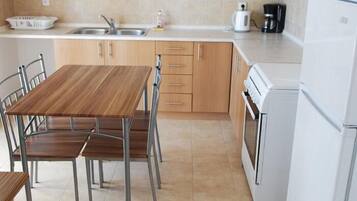 Stort kylskÄp, kaffe- och tebryggare och vattenkokare