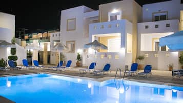 Utomhuspool, parasoller och solstolar