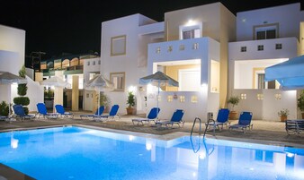 Piscina externa, guarda-sóis, espreguiçadeiras