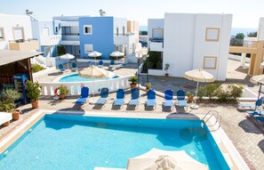 Outdoor pool, pool umbrellas, sun loungers - Gennadi Gardens (Rhodes)