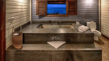 Deep soaking bathtub