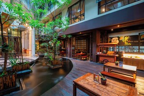 Serveert ontbijt, lunch, diner, Indonesische gerechten