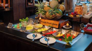 بوفيه فطور يوميًا بتكلفة قدرها (120000 IDR للشخص)