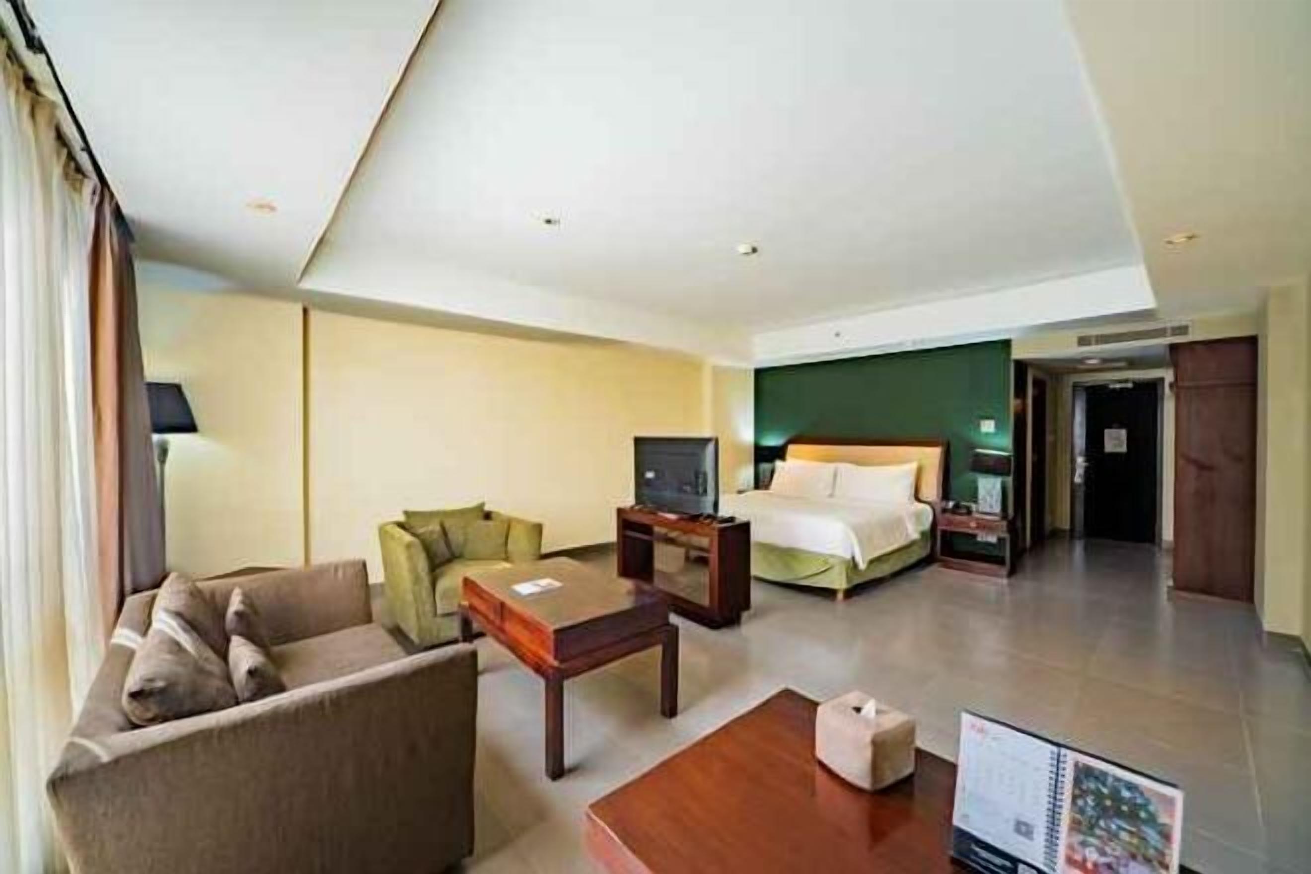 Premium bedding, in-room safe, desk, laptop workspace