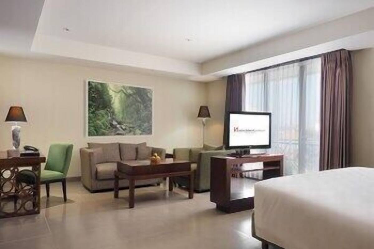 Premium bedding, in-room safe, desk, laptop workspace