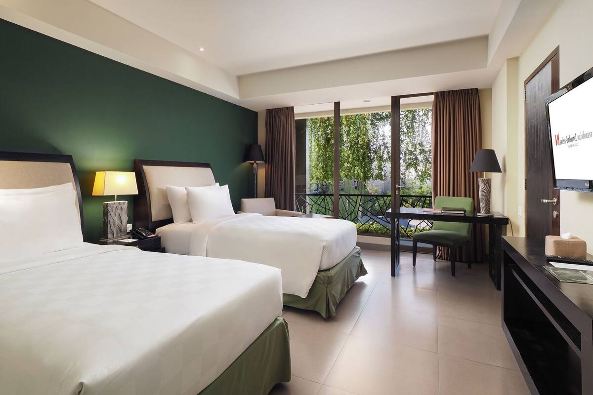 Premium bedding, in-room safe, desk, laptop workspace