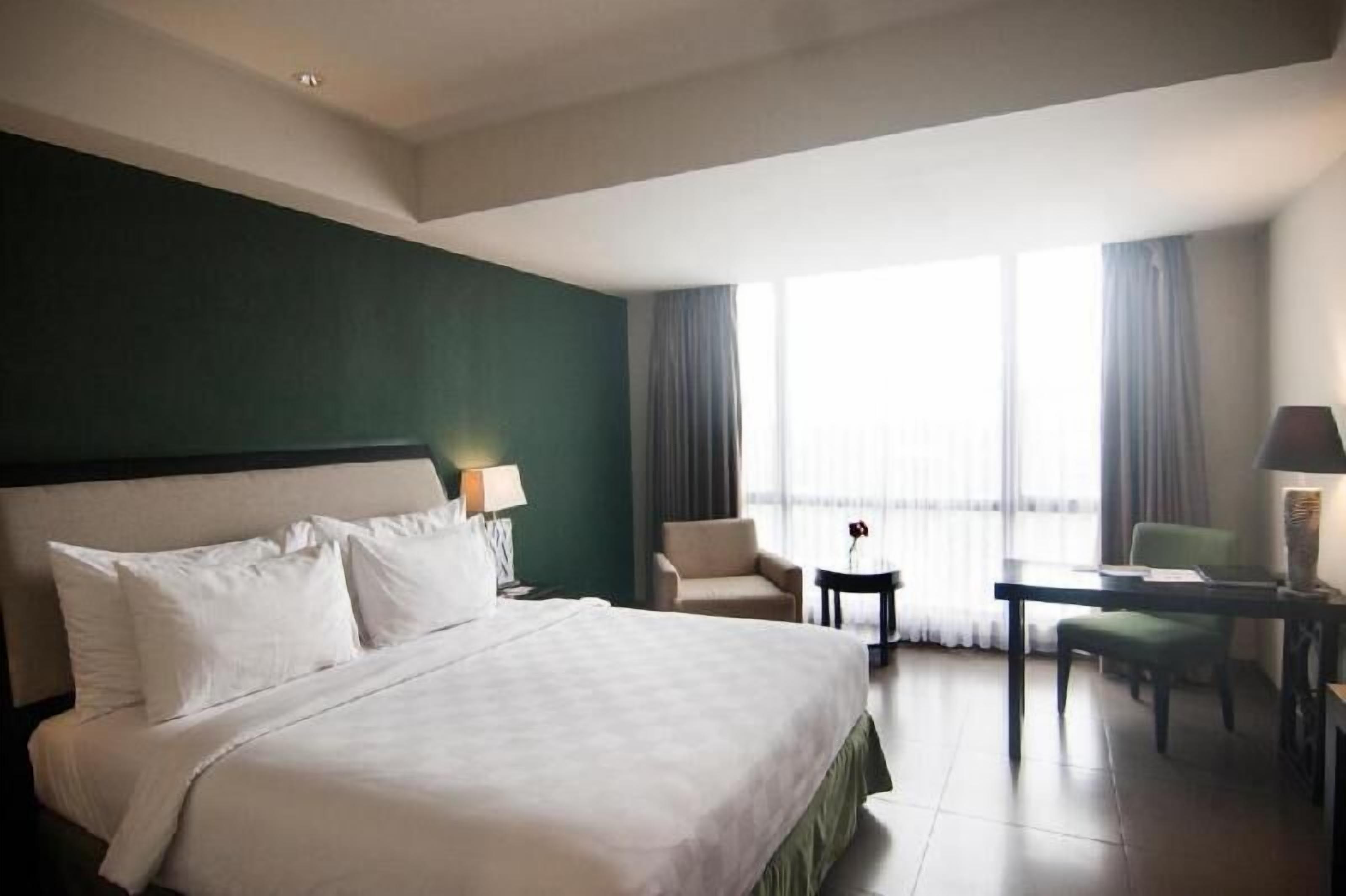 Premium bedding, in-room safe, desk, laptop workspace