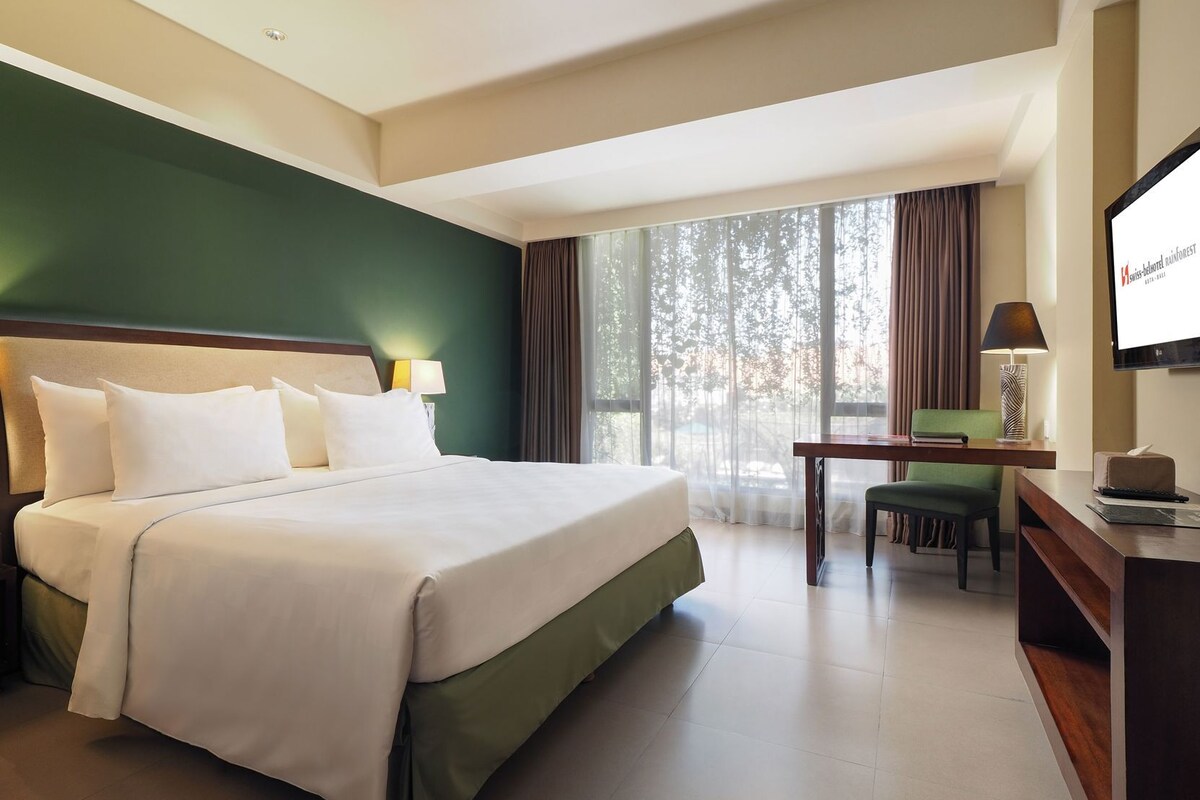 Premium bedding, in-room safe, desk, laptop workspace