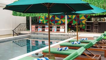 Kolam renang outdoor, dengan kursi berjemur