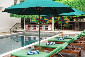 Außenpool, Liegestühle