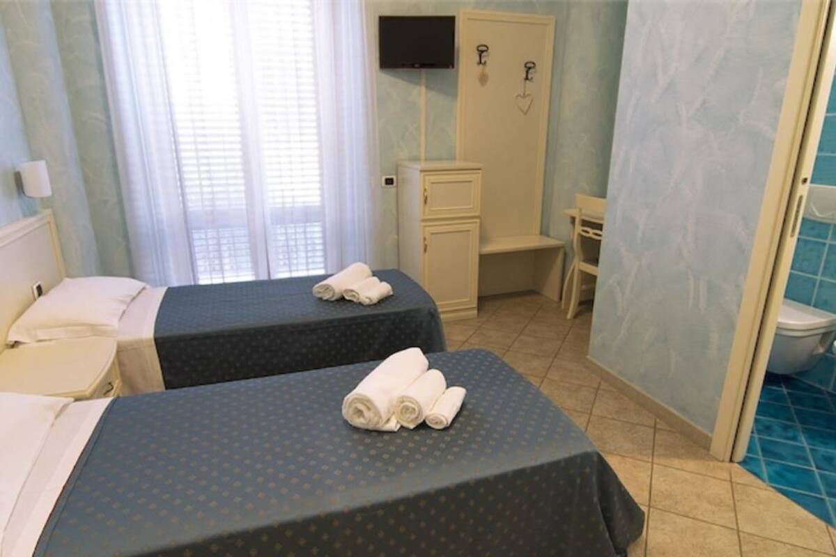 Frigobar, cofres nos quartos, cortinas blackout, quartos à prova de som