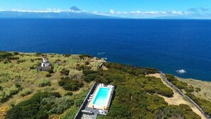 Innenpool, Außenpool, Sonnenschirme, Liegestühle