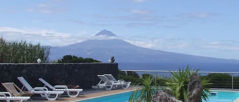 Piscina coperta, piscina all'aperto, ombrelloni da piscina, lettini