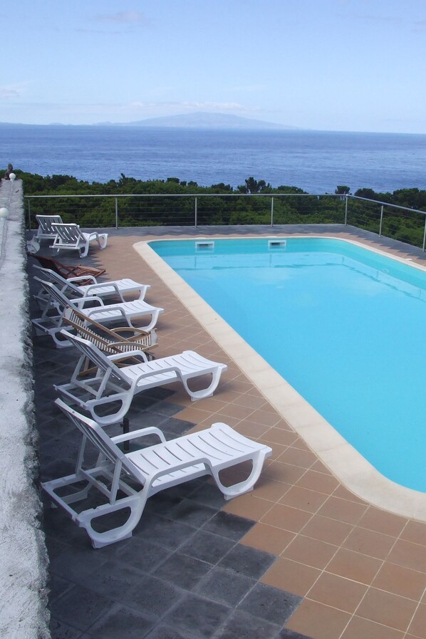 Innenpool, Außenpool, Sonnenschirme, Liegestühle