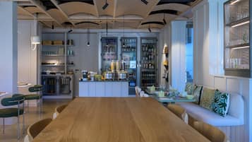 Desayuno buffet diario (EUR 21 por persona)