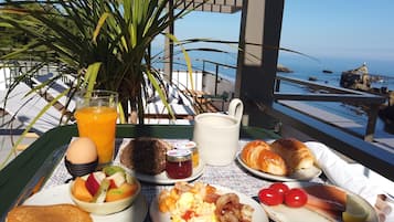 Desayuno buffet diario (EUR 21 por persona)