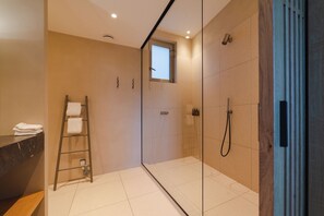 Garden level room with terrace | Bathroom | Shower, free toiletries, hair dryer, towels