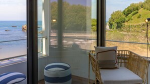 Rom – signature | Minibar, safe på rommet, skrivebord og skrivebord for bærbar PC