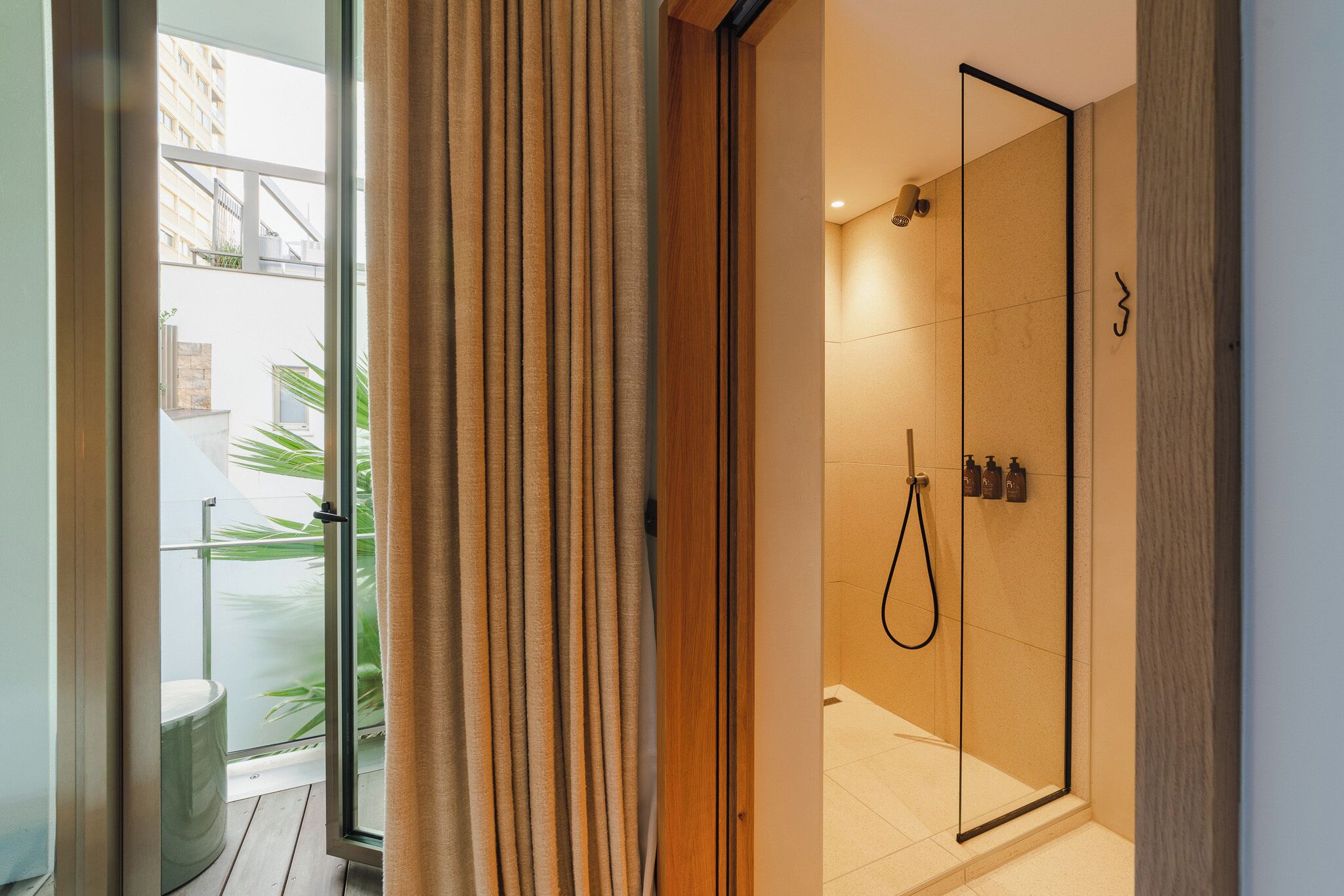 Double Room Patio View | Bathroom | Shower, free toiletries, hair dryer, towels