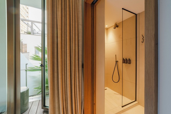 Double Room Patio View | Bathroom | Shower, free toiletries, hair dryer, towels