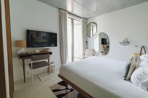 Minibar, in-room safe, desk, laptop workspace - Hotel de la Plage (Biarritz)