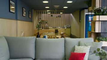Tägliches Frühstücksbuffet (9 EUR pro Person)