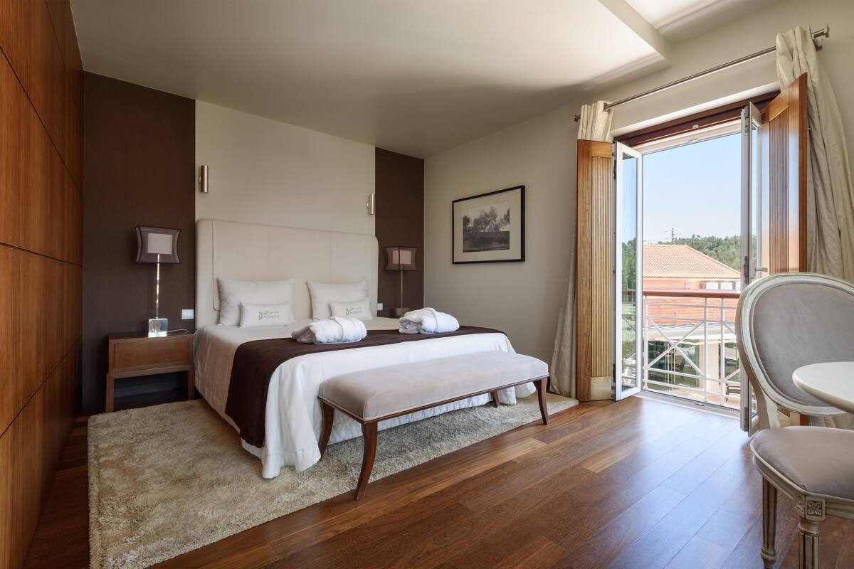 Suite Deluks | Minibar, kedap suara, Wi-Fi gratis, dan didekorasi berbeda-beda