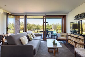Bungalow superior, 2 habitaciones | Área de sala de estar | Tenis de mesa y libros