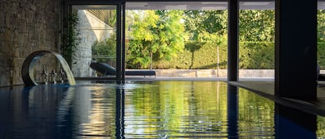 Piscine couverte, piscine extérieure (ouverte en saison)