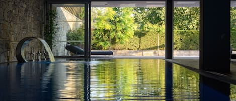 Una piscina techada, una piscina al aire libre de temporada