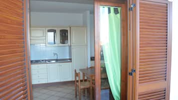 Casa, 1 habitación | Cocina privada | Refrigerador, parrilla de estufa y cafetera y tetera