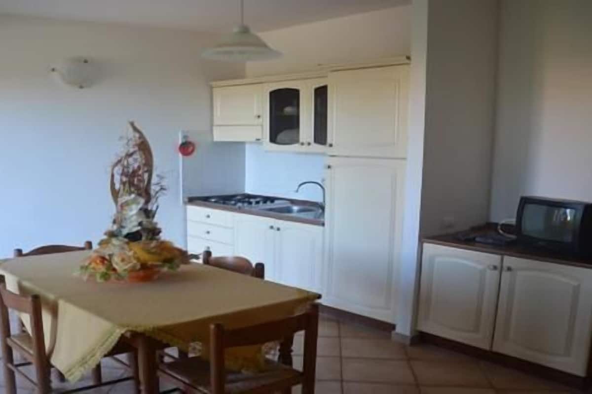 Caja de seguridad en la habitación y tabla de planchar con plancha