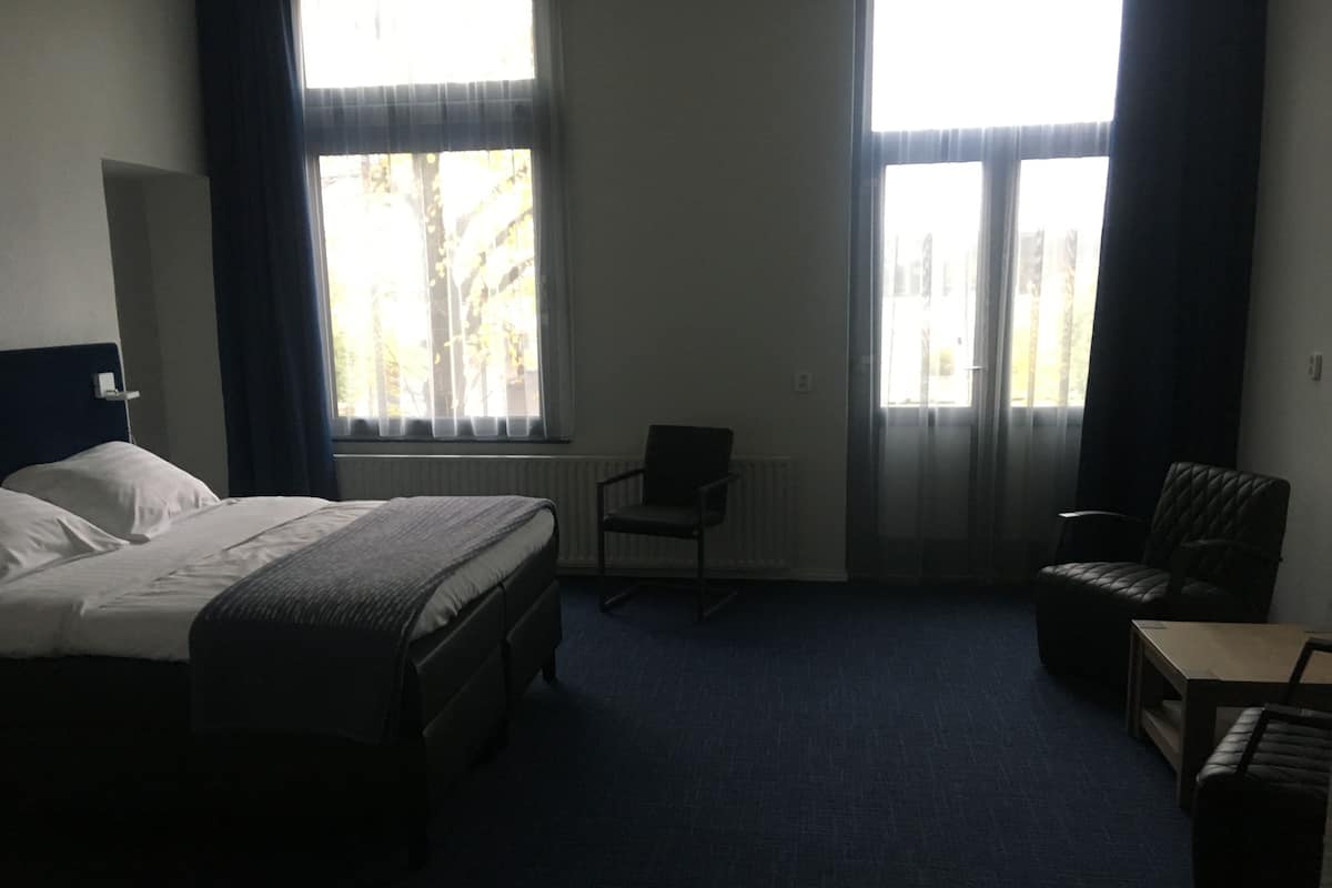 خزنة داخل الغرفة ومكتب وستائر تعتيم وأسرّة أطفال/رضّع