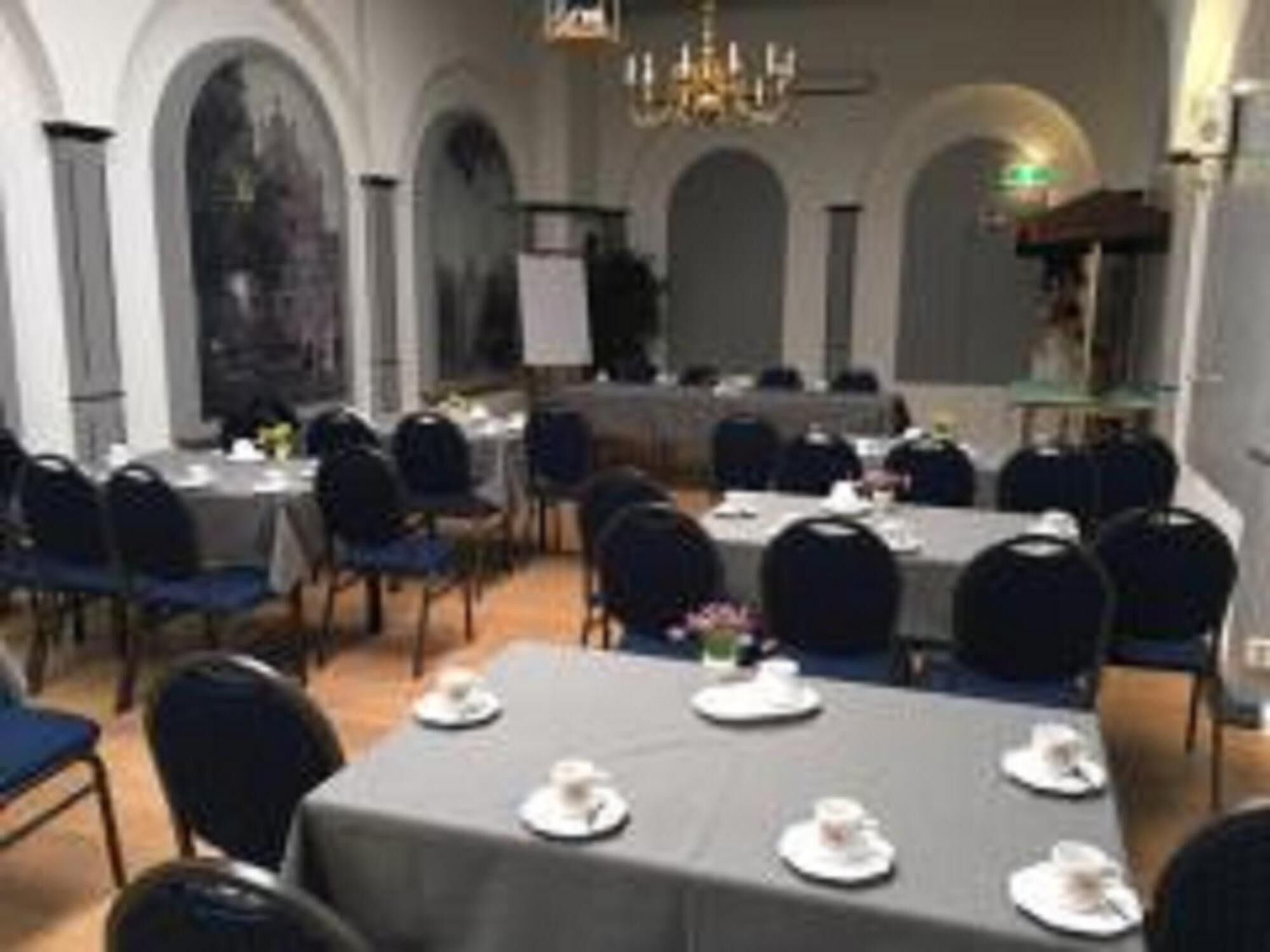 Ein Konferenzraum mit für eine Besprechung gedeckten Tischen.