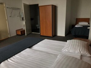 In-room safe, desk, blackout drapes, cribs/infant beds - Hotel Wilhelmina (Venlo)