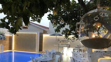 Piscina externa sazonal, funciona das 9h às 18h, guarda-sóis