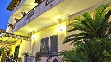 Fassade der Unterkunft – Abend/Nacht