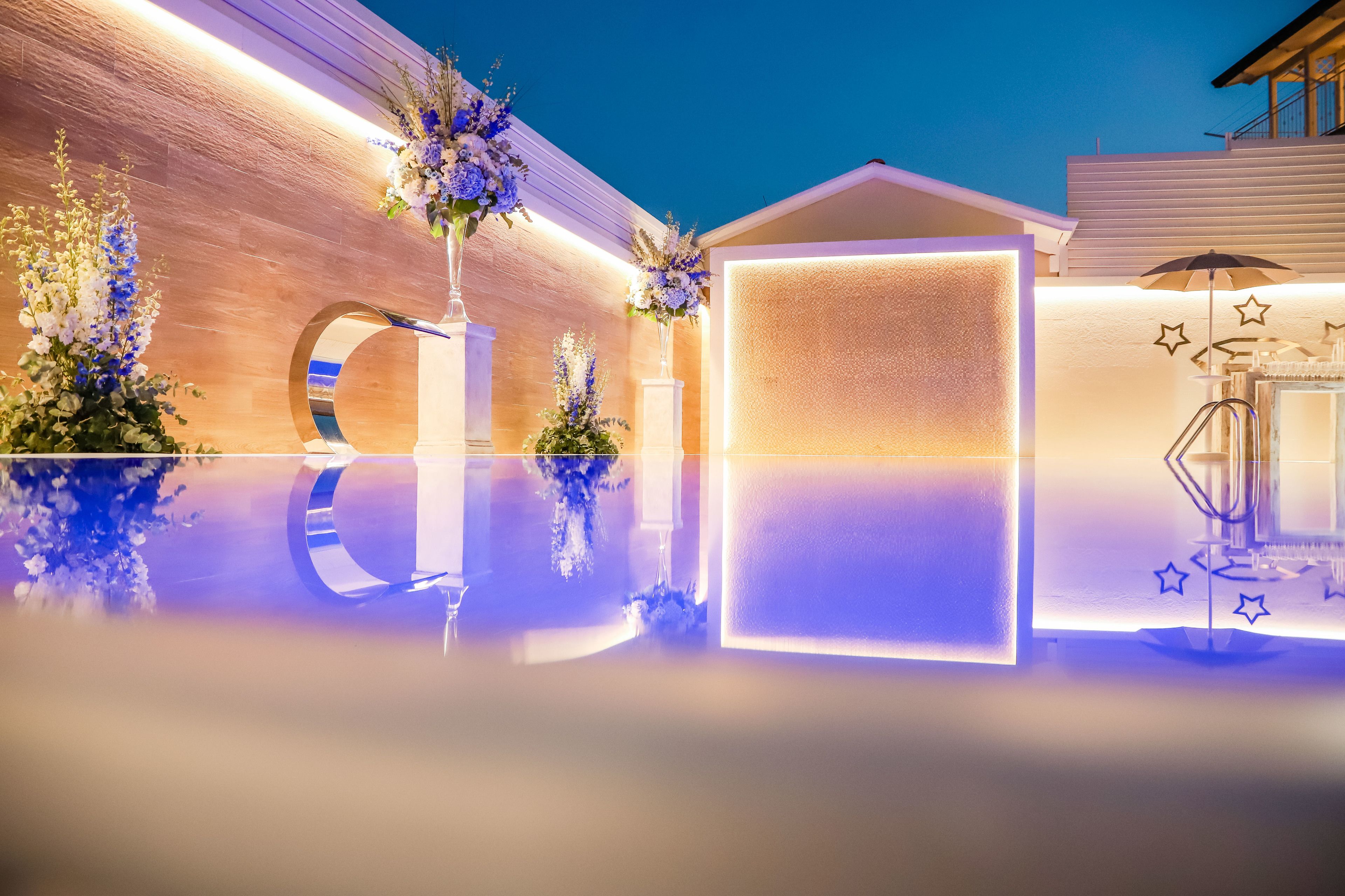 Piscine extérieure (ouverte en saison), parasols de plage