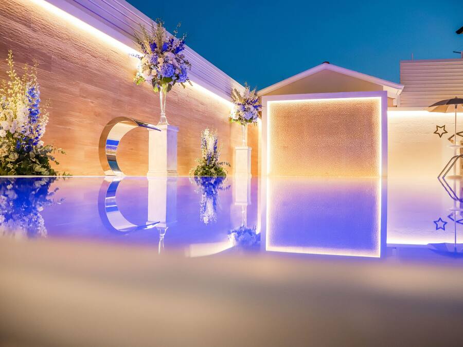 Piscina stagionale all'aperto, ombrelloni da piscina, lettini