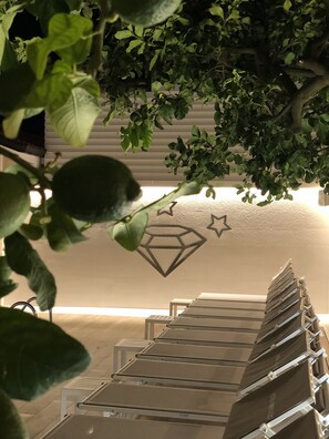 Piscine extérieure (ouverte en saison), parasols de plage