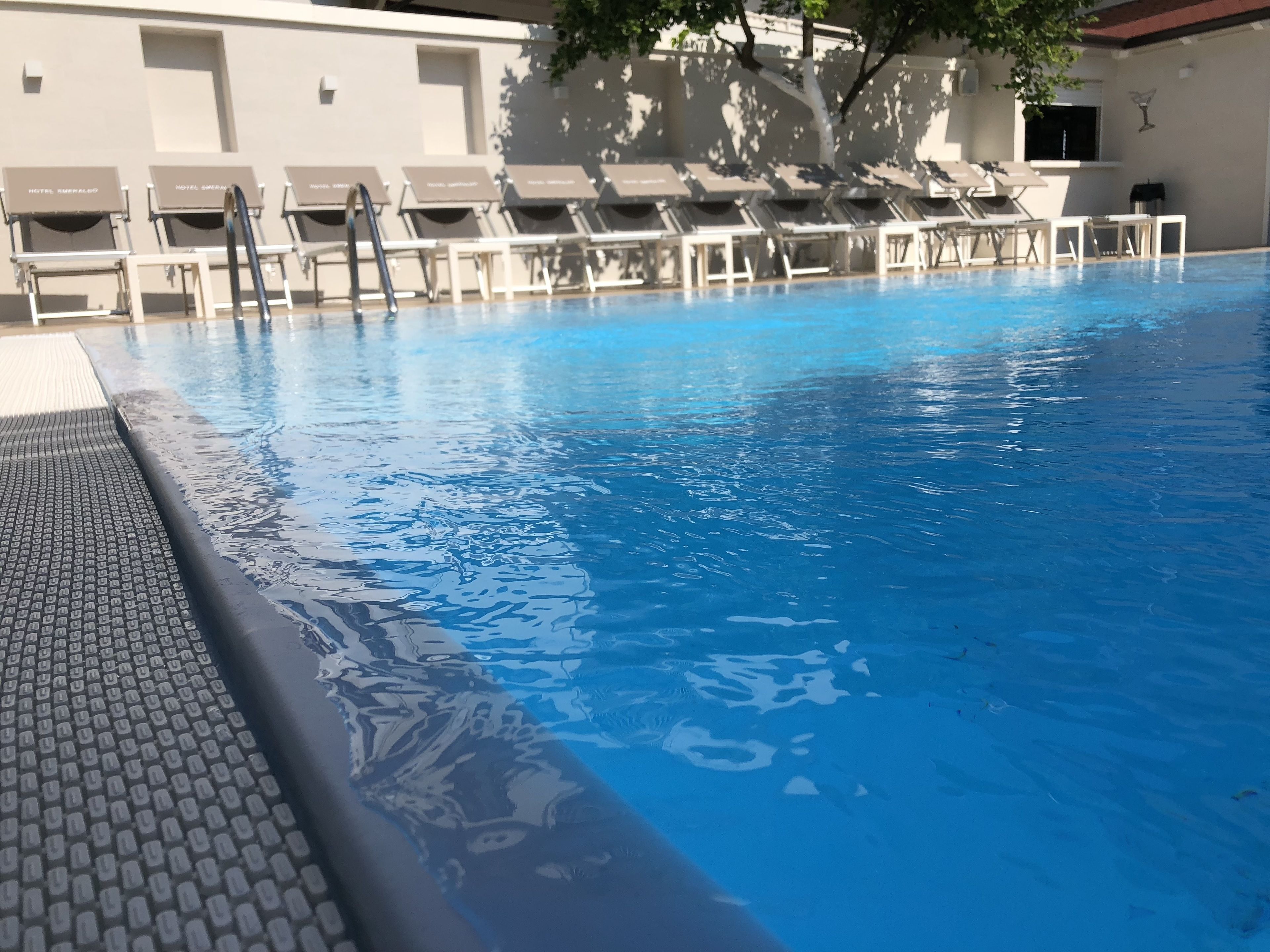 Piscine extérieure (ouverte en saison), parasols de plage