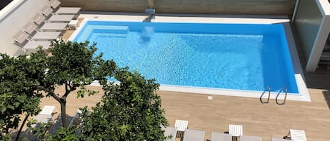 Piscine extérieure (ouverte en saison), parasols de plage